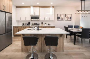 NEW! 3BR Family w Yard - Sleeps 8, FREE Banff Pass, Wine, Netflix & Parking! LARGE GROUP OPTION, ASK US! Calgary